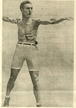 Photographie noir et blanc de Georges Carpentier jeune, torse nu et en position de combat.