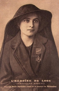 Photographie noir et blanc d'Émilienne Moreau qui porte un chapeau sombre rehaussé d'un voile.