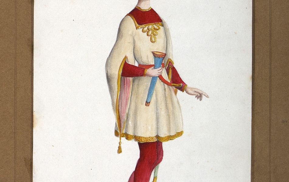 Homme de profil avec le visage de face portant une corne bleue.  L'homme est vêtu d'une tunique blanche bordée d'or sur des collants rouges et porte des chausses beiges avec des rayures jaunes.  Une longue épée est supendue à sa ceinture.  Il est coiffé d'un chapeau rouge avec une plume bleue.