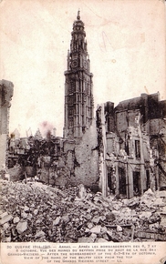Carte postale noir et blanc montrant les ruines de l'hôtel de ville d'Arras.