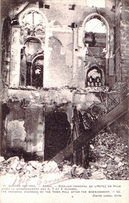 Carte postale noir et blanc montrant l'esaclier principal de l'hôtel de ville en ruines.