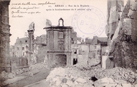 Carte postale noir et blanc montrant une rie d'Arras en ruines.