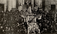 Photographie noir et blanc montrant une procession encadrant une statue de sainte dans une église.