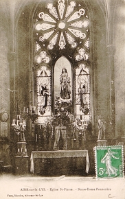 Carte postale noir et blanc montrant un autel devant une statue de la vierge dans une église.