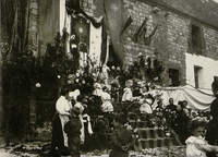 Photographie noir et blanc montrant une procession stationnée sur le parvis d'une église.