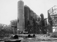 Photographie noir et blanc montrant une usine partiellement détruite.