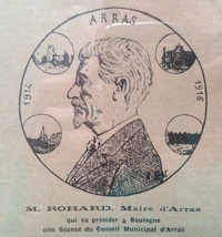 Portrait de profil d'un homme en médaillon, entouré de quatre autres petits médaillons représentant les ruines d'Arras. On lit "Arras, 1914-1916".