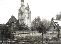 Photographie noir et blanc montrant les ruines d'une église.