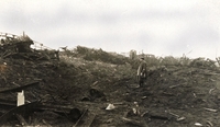 Photographie noir et blanc montrant un homme de profil au milieu de ruines.