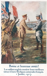 Carte postale couleur montrant deux soldats anglais et français se serrant la main devant leurs armées respectives et les drapeaux de leurs deux pays.