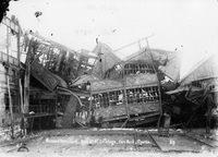 Photographie noir et blanc d'un bâtiment effondré.