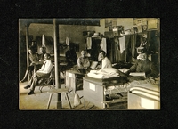 Dortoir de prisonniers de guerre internés au camp de Torgau : photographie [1915-1916]. Archives départementales du Pas-de-Calais, 5 NUM 1/4