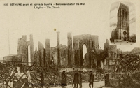 Carte postale noir et blanc montrant un groupe d'hommes devant les ruines d'une église, représentée intacte dans un médaillon au-dessus.