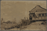 Carte postale photographique noir et blanc d'un bâtiment de fosses en ruine