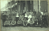 Photographie noir et blanc d'un portrait de groupe de médecins, infirmières et soldats en convalescence de l'hôpital de Berck en 1916.