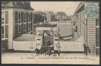 Carte postale noir et blanc montrant une foule en liesse devant un grand bâtiment.