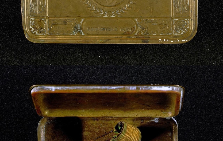 Boîte en laiton contenant trois médailles.