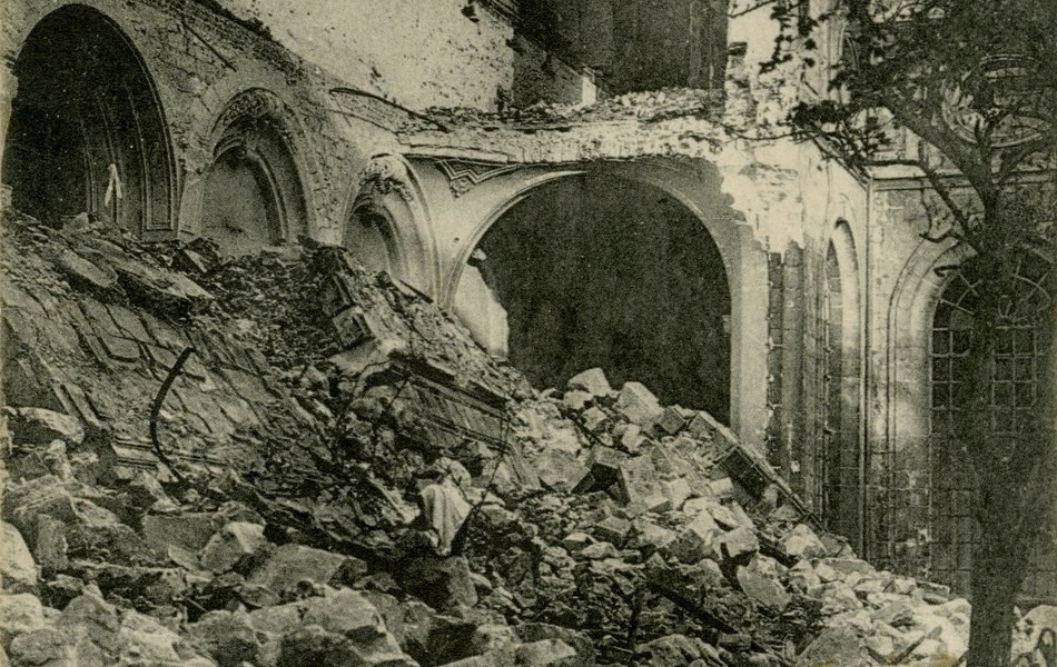 Photographie noir et blanc montrant les ruines d'un bâtiment détruit par un bombardement.