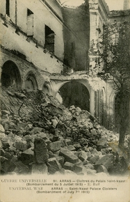 Photographie noir et blanc montrant les ruines d'un bâtiment détruit par un bombardement.