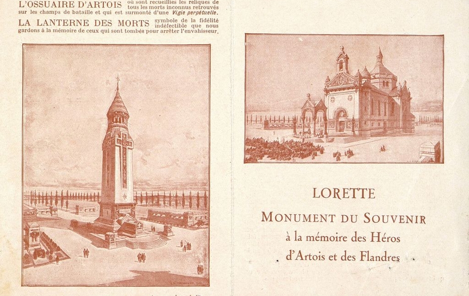 Document imprimé montrant la chapelle et le phare de Lorette, accompagnés du texte suivant : "L'ossuaire d'Artois où sont recueillies les reliques de tous les morts inconnus retrouvés sur les champs de bataille et qui est surmonté d'une vigie perpétuelle. La lanterne des morts, symbole de la fidélité indéfectible que nous gardons à la mémoire de ceux qui sont tombés pour arrêter l'envahisseur. Lorette, monument du souvenir à la mémoire des héros d'Artois et des Flandres". 