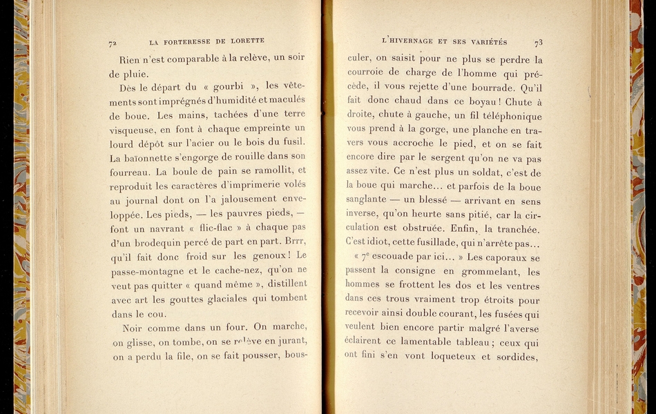 Texte imprimé sur lequel on lit "Rien n'est comparable à la relève un soir de pluie. Dès le départ du "gourbi", les vêtements sont imprégnés d'humidité et maculés de boue. Les mains, tachées d'une terre visqueuse, en font à chaque empreinte un lourd dépôt sur l'acier ou le bois du fusil. La baïonnette s'engorge de rouille dans son fourreau. La boule de pain se ramollit, et reproduit les caractères d'imprimerie volés au journal dont on l'avait jalousement enveloppée. Les pieds, les pauvres pieds, font un navrant "flic-flac" à chaque pas d'un brodequin percé de part en part. Brr, qu'il fait donc froid sur les genoux ! Le passe-montagne et le cache-nez, qu'on ne veut pas quitter "quand même", distillent avec art les gouttes glaciales qui tombent dans le cou..."