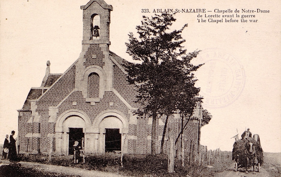 Carte postale noir et blanc montrant une chapelle.