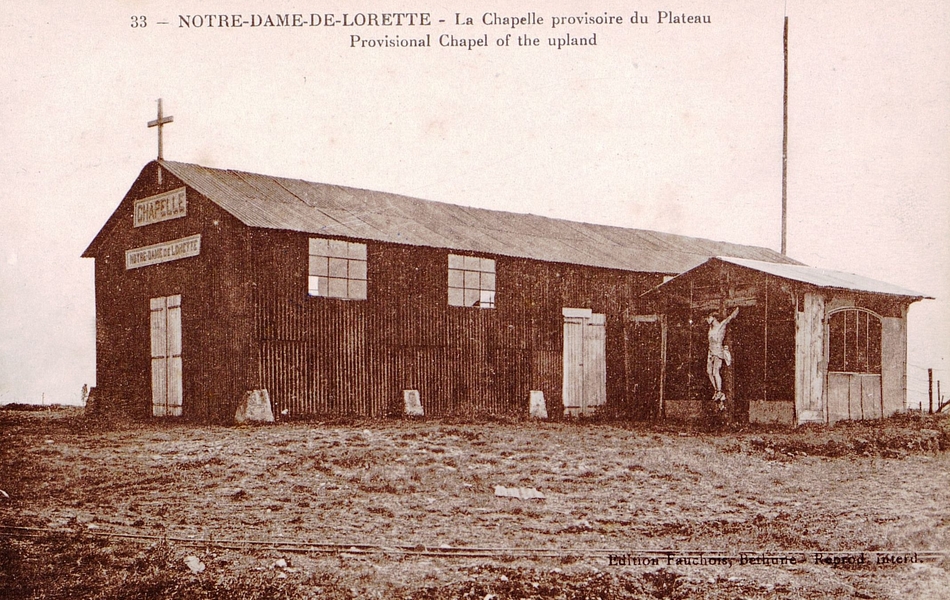 Carte postale noir et blanc montrant une chapelle provisoire faite de tôles.