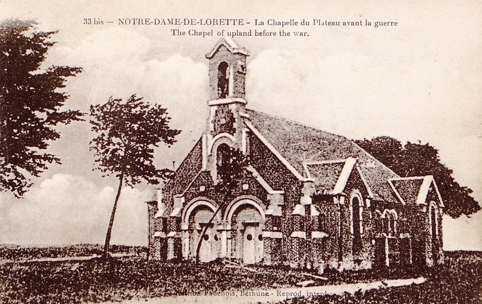 Carte postale noir et blanc montrant une chapelle.