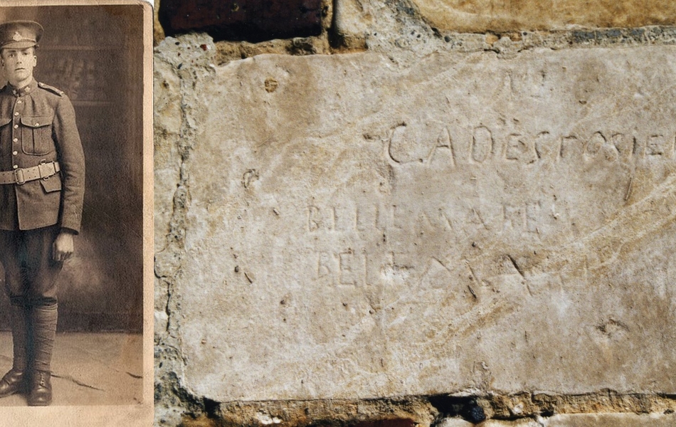 À gauche, photographie sépia montrant un soldat. À droite, photographie couleur d'un graffiti gravé dans la pierre.