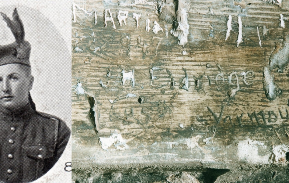 À gauche, photographie noir et blanc montrant un soldat coiffé d'un béret auquel est accroché une plume. À droite, photographie couleur d'un graffiti gravé dans la pierre.