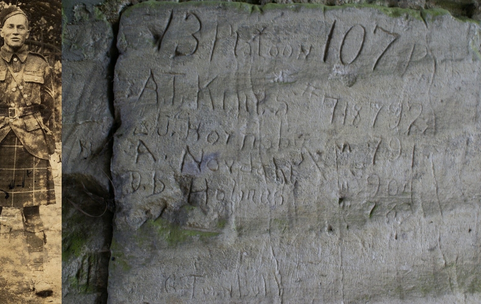 À gauche, photographie sépia montrant un soldat en kilt, debout, les mains dans le dos. À droite, photographie couleur d'un graffiti gravé dans la pierre.