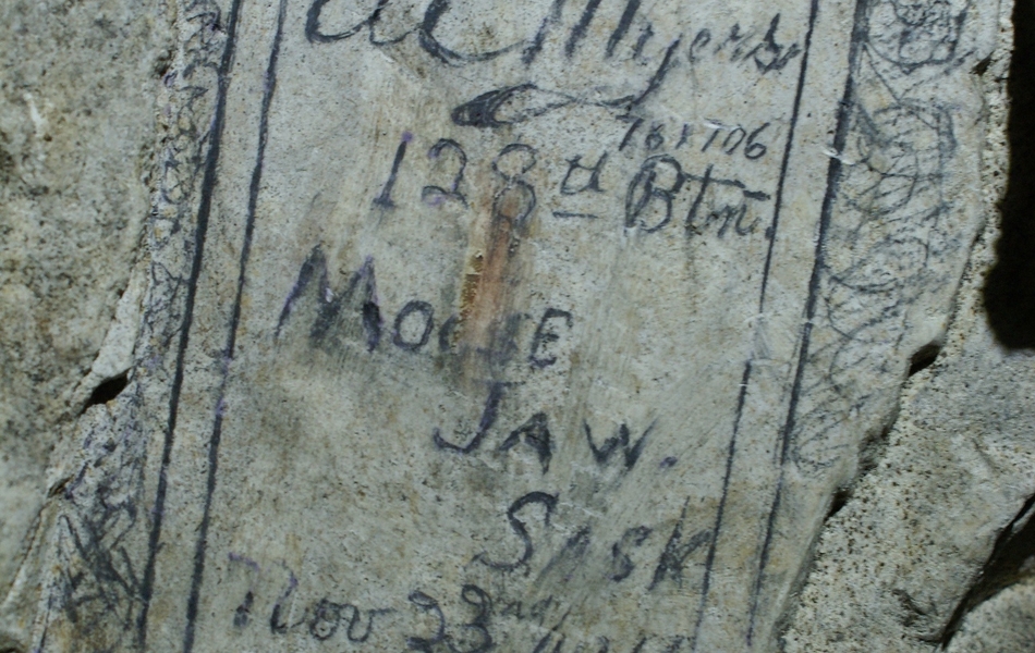 Photographie couleur montrant un graffiti gravé dans la pierre.