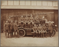 Photographie noir et blanc montrant un groupe de soldats posant devant un camion de pompier du début du siècle.