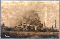 Photographie noir et blanc montrant l'explosion d'une infrastructure minière.