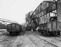 Photographie noir et blanc montrant des infrastructures minières détruites.
