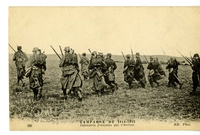 Carte postale noir et blanc montrant un groupe d'une quinzaine de soldats marchant l'arme au poingt.