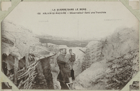 Carte postale noir et blanc montrant un homme faisant le guet dans une tranchée.
