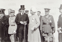 Photographie noir et blanc montrant un groupe d'hommes de diverses nationalités.