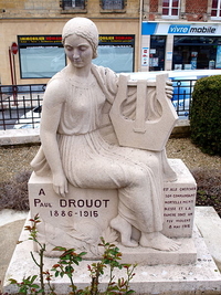 Statue de femme assise tenant une lyre. Sur son piédestal est inscrite la mention "À Paul Douot".