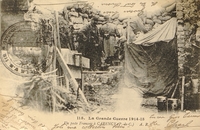 Carte postale noir et blanc montrant des hommes se tenant dans une tranchée aménagée. 
