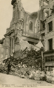 Carte postale noir et blanc montrant une cathédrale éventrée par un bombardement.