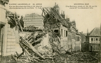 Carte postale couleur montrant les ruines d'une rue détruite par un bombardement.