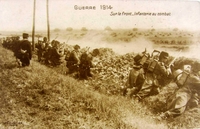 Carte postale noir et blanc montrant des soldats en train de tirer, protégés par une barricade de terre.