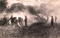 Carte postale noir et blanc montrant des soldats s'affairant autour d'un canon.