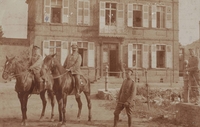 Photographie sepia montrant des soldats allemands posant devant une grande demeure. 