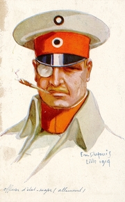 Carte postale couleur représentant le portrait d'un homme blond à fine moustache, portant un monocle et une casquette militaire. Entre ses lèvres, un porte-cigarette.