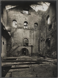 Photographie noir et blanc motnrant l'intérieur d'une usine désaffectée.