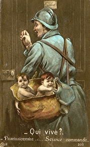 Carte postale couleur montrant un soldat frappant à une porte. Dans sa besace, on aperçoit deux bébés.