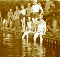 Photographie noir et blanc montrant des nageurs au bord d'un étang.