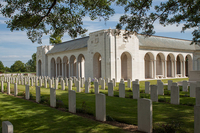 Photographie couleur montrant une cimetière militaire.